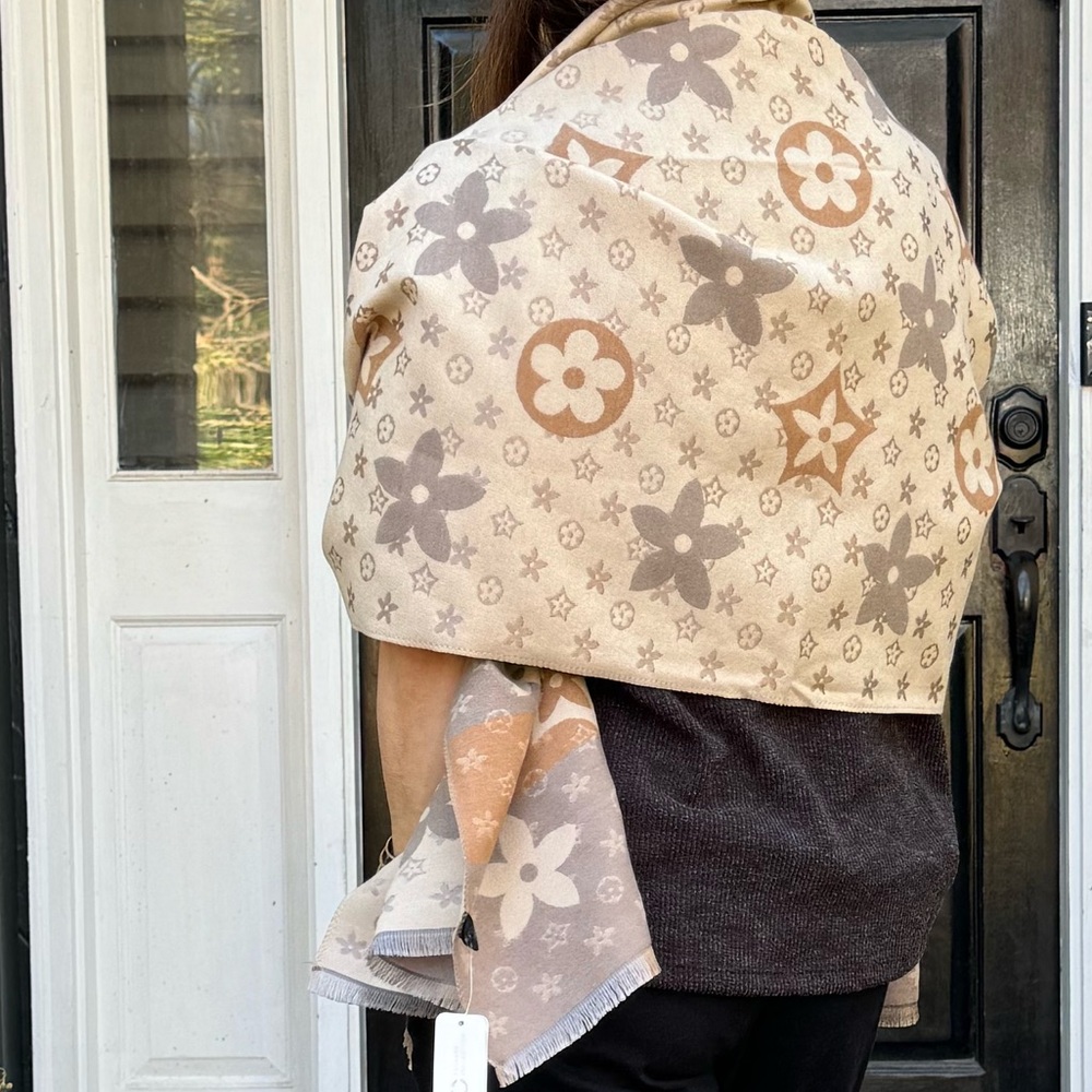 FABULOUS REVERSIBLE SCARF POSH LIVE LISTING - Picture 6 of 6